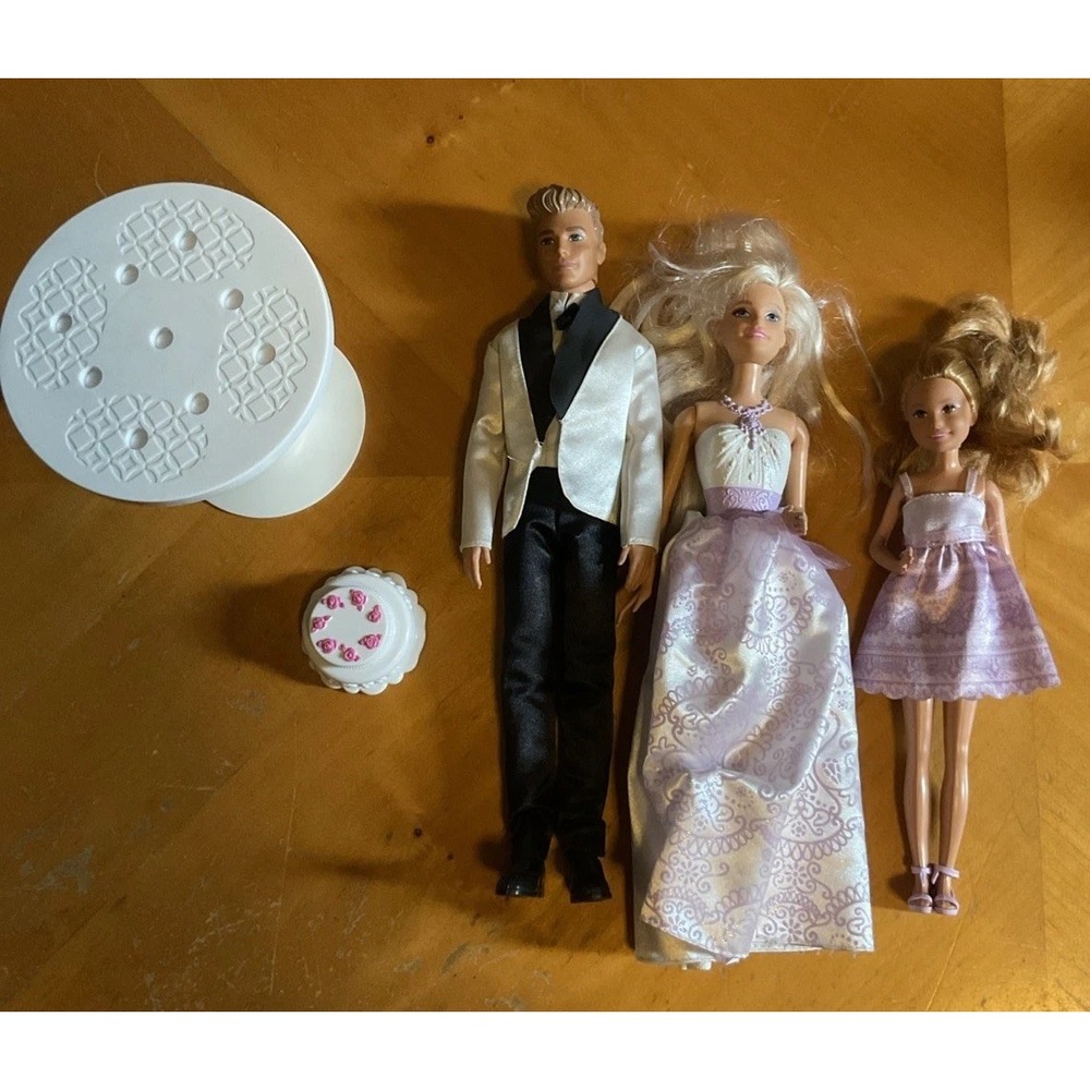 Barbie Wedding Playset, 5‎ Pieces, 3 Dolls And 2 Accessories